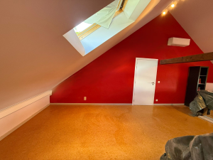 Unité intérieure de pompe à chaleur air‑air installée dans une chambre