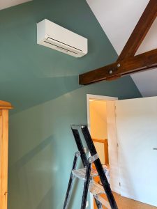 Unité intérieure de pompe à chaleur air‑air installée dans une chambre